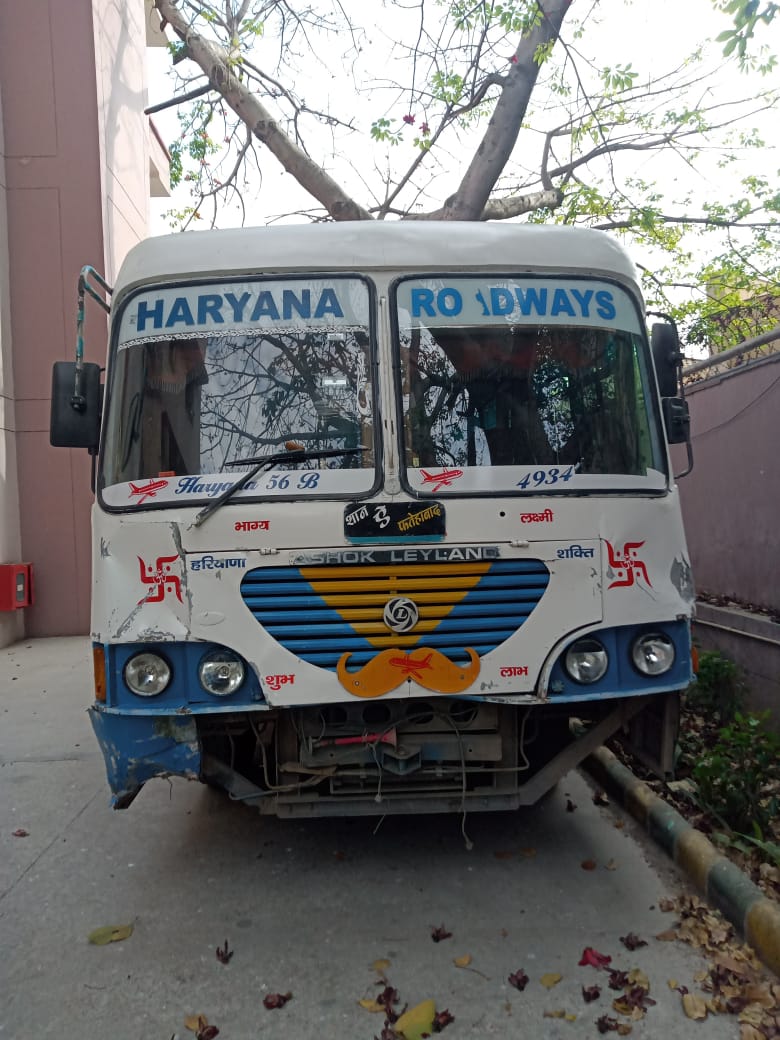 ਗੁਰੂਗ੍ਰਾਮ ਵਿੱਚ ਕਾਰ ਨੂੰ ਮਾਰਨ ਤੋਂ ਬਾਅਦ ਰੋਡਵੇਅ ਬੱਸ ਨੂੰ ਵੀ ਨੁਕਸਾਨ ਪਹੁੰਚਿਆ ਹੈ.