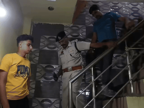 ਡਾਕਟਰ ਦਾ ਲਾਸ਼ ਕਲੀਨਿਕ ਦੇ ਉੱਪਰ ਇਕ ਕਮਰੇ ਵਿਚ ਸੀ.