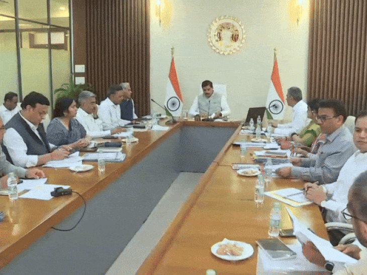 सीएम ने अधिकारियों के साथ की बैठक। - Dainik Bhaskar