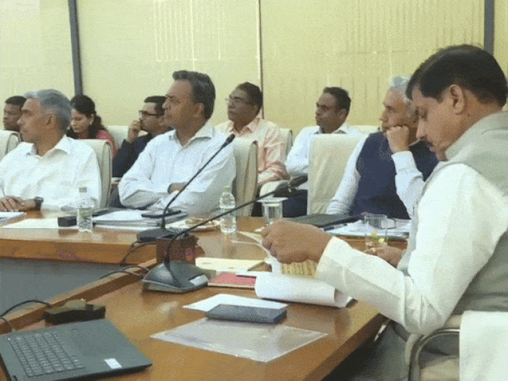 बैठक में भजन-कीर्तन के सामुदायिक भवन बनाने का फैसला भी लिया गया है।