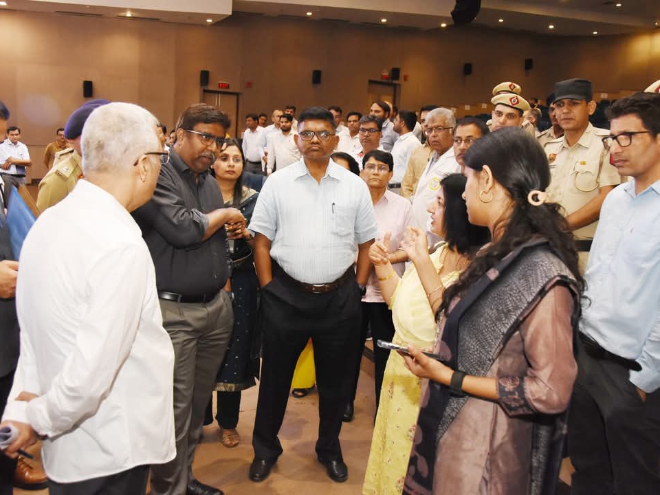 कार्यक्रम को लेकर आपस में विचार विमर्श करते अधिकारी।