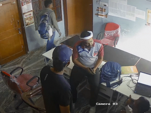 हाथ में पिस्तौल लेकर अकाउंट ऑफिसर को धमकाता बदमाश।