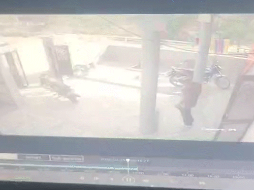 वारदात के बाद फाइनेंस ऑफिस से बाहर आते बदमाश।