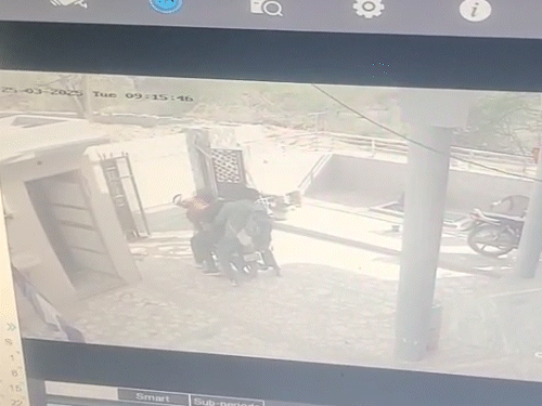 तीनों बदमाश अकाउंट ऑफिसर अमित की बाइक लेकर फरार हो गए थे।