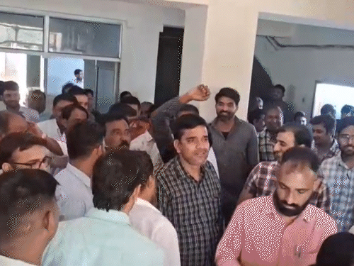 कर्मचारी महिला अधिकारी के समर्थन में आ गए और राजस्व मंडल अध्यक्ष हेमंत गेरा के पास पहुंचे।