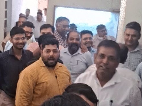 इस दौरान कर्मचारियों ने RAS अफसर के खिलाफ नारेबाजी भी की।