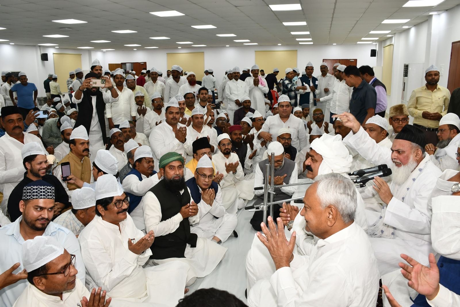 CM हाउस में मुख्यमंत्री नीतीश कुमार ने इफ्तार पार्टी का आयोजन किया। इसका 7 मुस्लिम संगठनों ने बॉयकाट किया। नीतीश कुमार की पार्टी का एक भी मुस्लिम कैंडिडेट 2020 विधानसभा चुनाव में जीत दर्ज नहीं कर सका था।