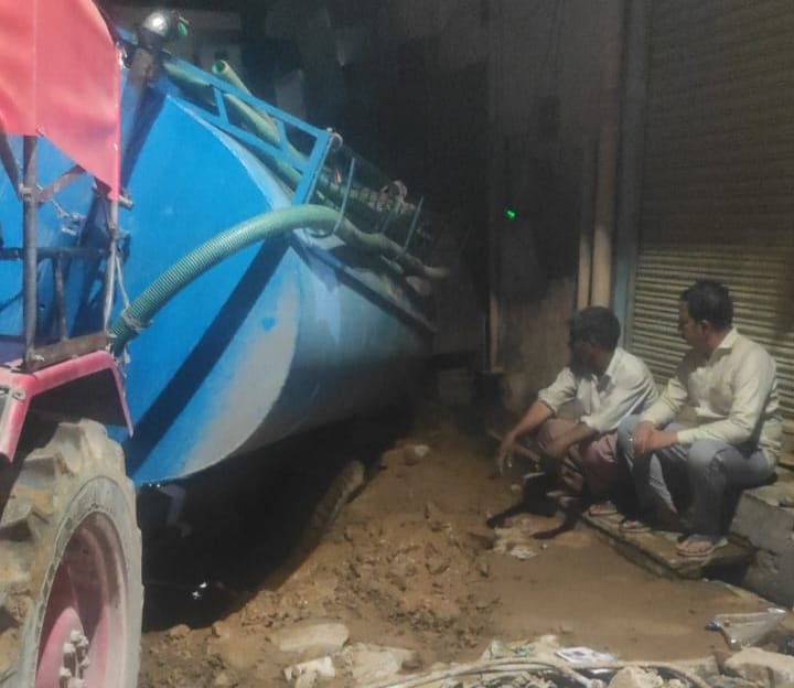 ਟਰੈਕਟਰ ਡਰਾਈਵਰ ਅਤੇ ਹੋਰਾਂ ਨੇ ਟੈਂਕਰ ਨੂੰ ਫਸਣ ਤੋਂ ਬਾਅਦ ਉਸਨੂੰ ਵੇਖਦਾ ਹੈ