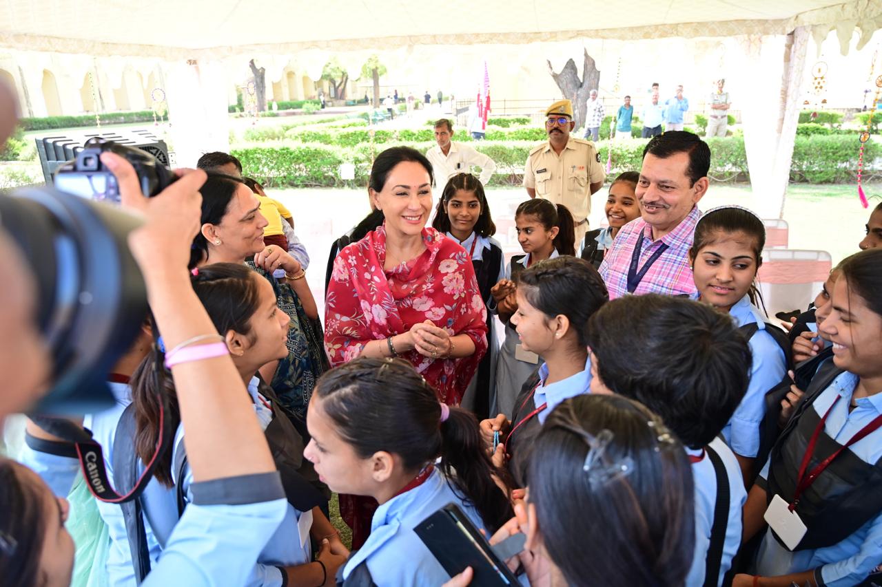 इस दौरान उपमुख्यमंत्री ने विदेशी पर्यटकों से मुलाकात की और राजस्थान के ग्रामीण इलाकों का भ्रमण करने के लिए उन्हें प्रेरित किया।