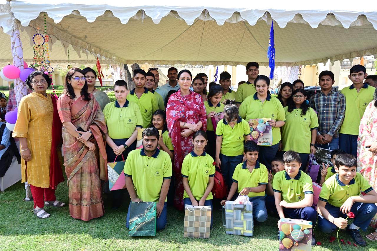 उन्होंने कहा कि विशेष योग्यजन बच्चे प्रकृति से अद्वितीय प्रतिभा और ऊर्जा प्राप्त करते हैं और कई मामलों में वे सामान्य बच्चों से भी अधिक कुशल होते हैं।