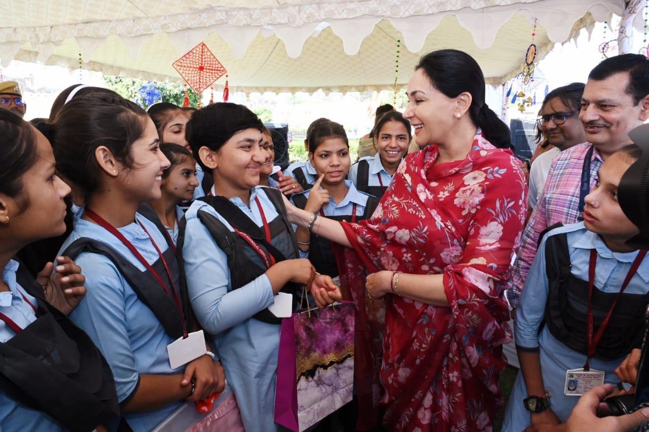 इस अवसर पर दीया कुमारी ने बच्चों से आत्मीय संवाद किया, जिससे वे प्रेरित और उत्साहित नजर आए।