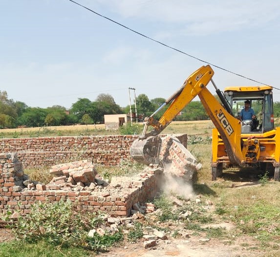 ਜੇਸੀਬੀ ਗੈਰਕਾਨੂੰਨੀ ਨਿਰਮਾਣ ਨੂੰ ਹਟਾਉਣਾ.