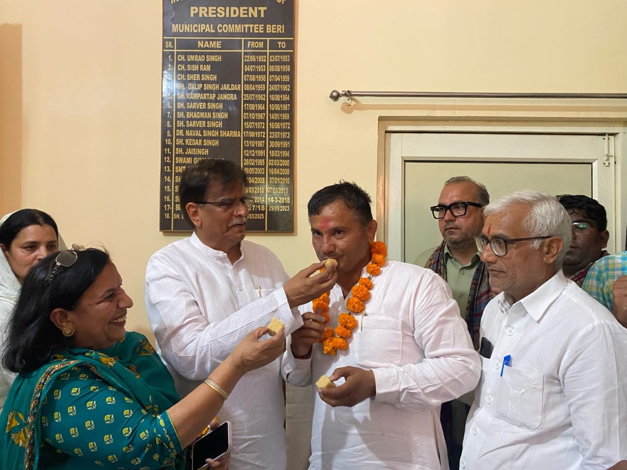 ਰਾਸ਼ਟਰੀ ਸਕੱਤਰ ਓਪੀ ਧੰਕਰ ਨੇ ਬੇਰੀ ਨੇਪ ਦੇ ਚੇਅਰਮੈਨ ਦੇਵਿੰਦਰ ਨੂੰ ਮਠਿਆਈਆਂ ਨੂੰ ਖੁਆਇਆ.