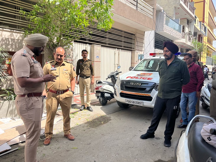 धमाके के बाद जांच करते पुलिस अधिकारी।