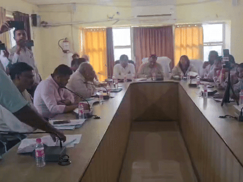 ਕੌਂਸਲਰ ਮਾਸਟਰ ਚੰਦਰਾਥਨ ਨੇ ਗੁੱਸੇ ਨੂੰ ਬਜਟ ਦੀ ਇਕ ਕਾਪੀ ਸੁੱਟ ਕੇ ਜ਼ਾਹਰ ਕੀਤਾ.