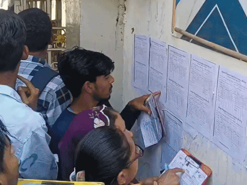 ਵਿਦਿਆਰਥੀ ਆਪਣੇ ਰੋਲ ਨੰਬਰ ਨੂੰ ਭਿਵਾਨੀ ਦੇ ਪ੍ਰੀਖਿਆ ਕੇਂਦਰ ਵਿੱਚ ਵੇਖ ਰਹੇ ਹਨ