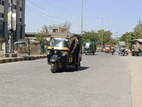 भिवानी में दोपहर के समय गुजरते हुए वाहन