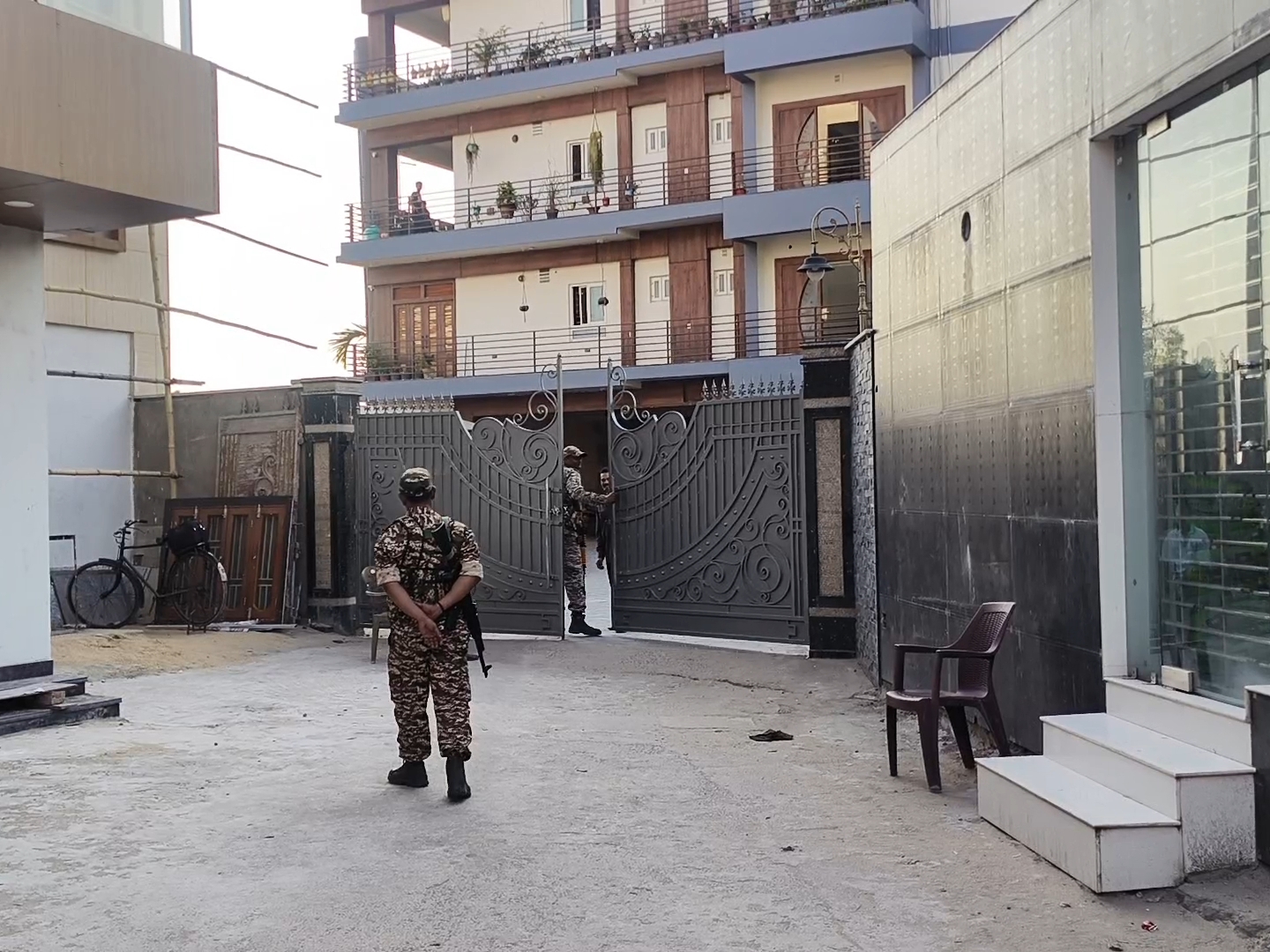 ED raids on coal trader in Dhanbad | धनबाद में कोयला कारोबारी के ठिकानों पर  ईडी का छापा: अनिल गोयल के आवास और कार्यालय में जांच, सीआरपीएफ के जवान तैनात  - Dhanbad