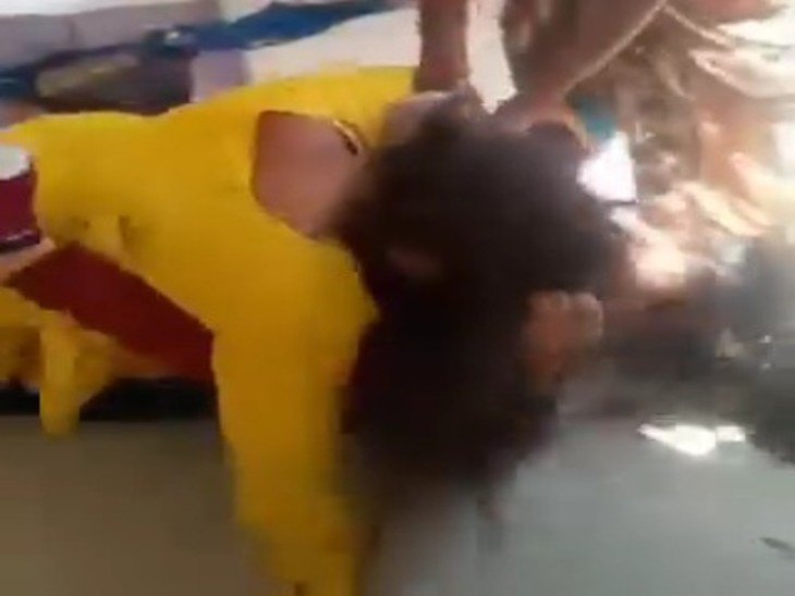 एक दूसरे के बाल खींच कर जमीन पर पटक कर जमकर मारपीट की गई
