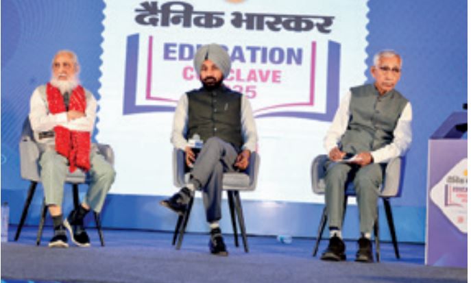 नैक के चेयरमैन अनिल सहस्रबुद्धे, राज्यसभा सांसद सतनाम सिंह संधू और सीबीएसई के पूर्व चेयरमैन अशोक गांगुली
