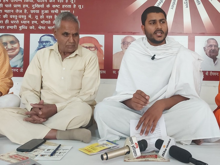 ਬ੍ਰਾਹਮਚਾਰੀ ਪਰਵਿੰਦਰਾ ਆਰੀਆ, ਪ੍ਰੋਗਰਾਮ ਬਾਰੇ ਦੱਸ ਰਹੇ ਹਨ.