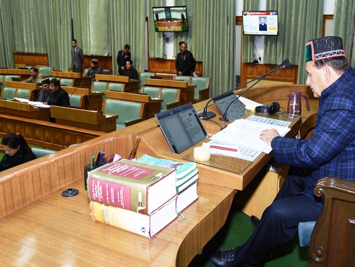 सदन की कार्यवाही का संचालन करते हुए स्पीकर कुलदीप सिंह पठानिया