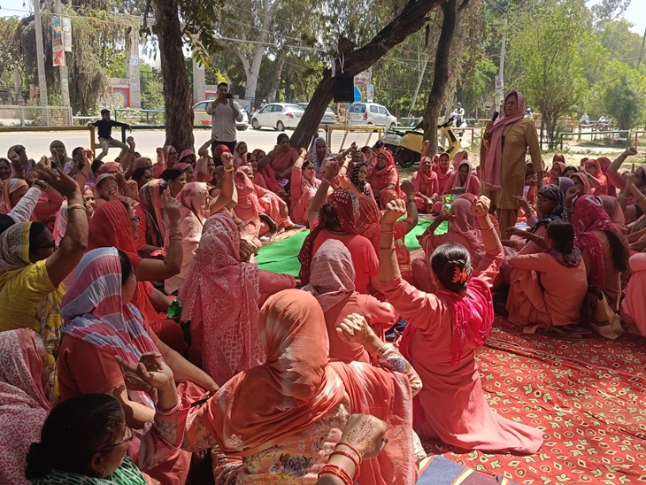 भिवानी में लघु सचिवालय के बाहर अपनी मांगों को लेकर विरोध प्रदर्शन करते हुए आंगनबाड़ी वर्कर