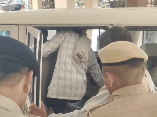 ਪੁਲਿਸ ਨੇ ਪੁਲਿਸ ਨੂੰ ਅਦਾਲਤ ਵਿੱਚ ਪੇਸ਼ ਕੀਤਾ.