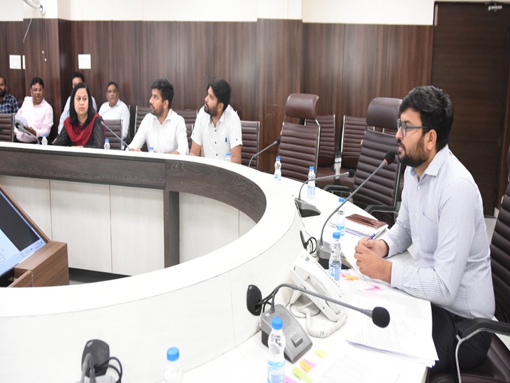 विभिन्न विभागों के अधिकारियों के साथ बैठक करते हुए सीटीएम अंकित