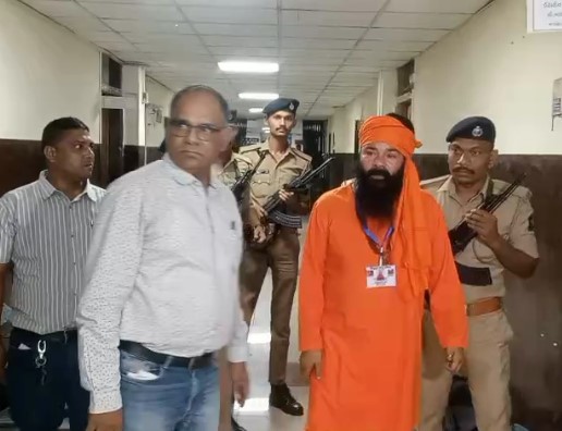 ਖਪਤ ਅਤੇ ਸਫਾਈ ਦੇ ਕੱਪੜਿਆਂ ਨੂੰ ਪਹਿਨਿਆ ਜਾਂਦਾ ਸੀ ਅਤੇ ਇਕ ਭਿਕਸ਼ੂ ਵਜੋਂ ਪਛਾਣ ਕਰਦਾ ਸੀ.
