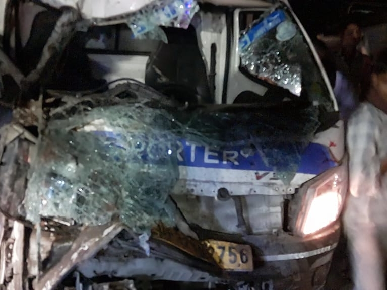 A pickup truck loaded with gas cylinders collided with a pole