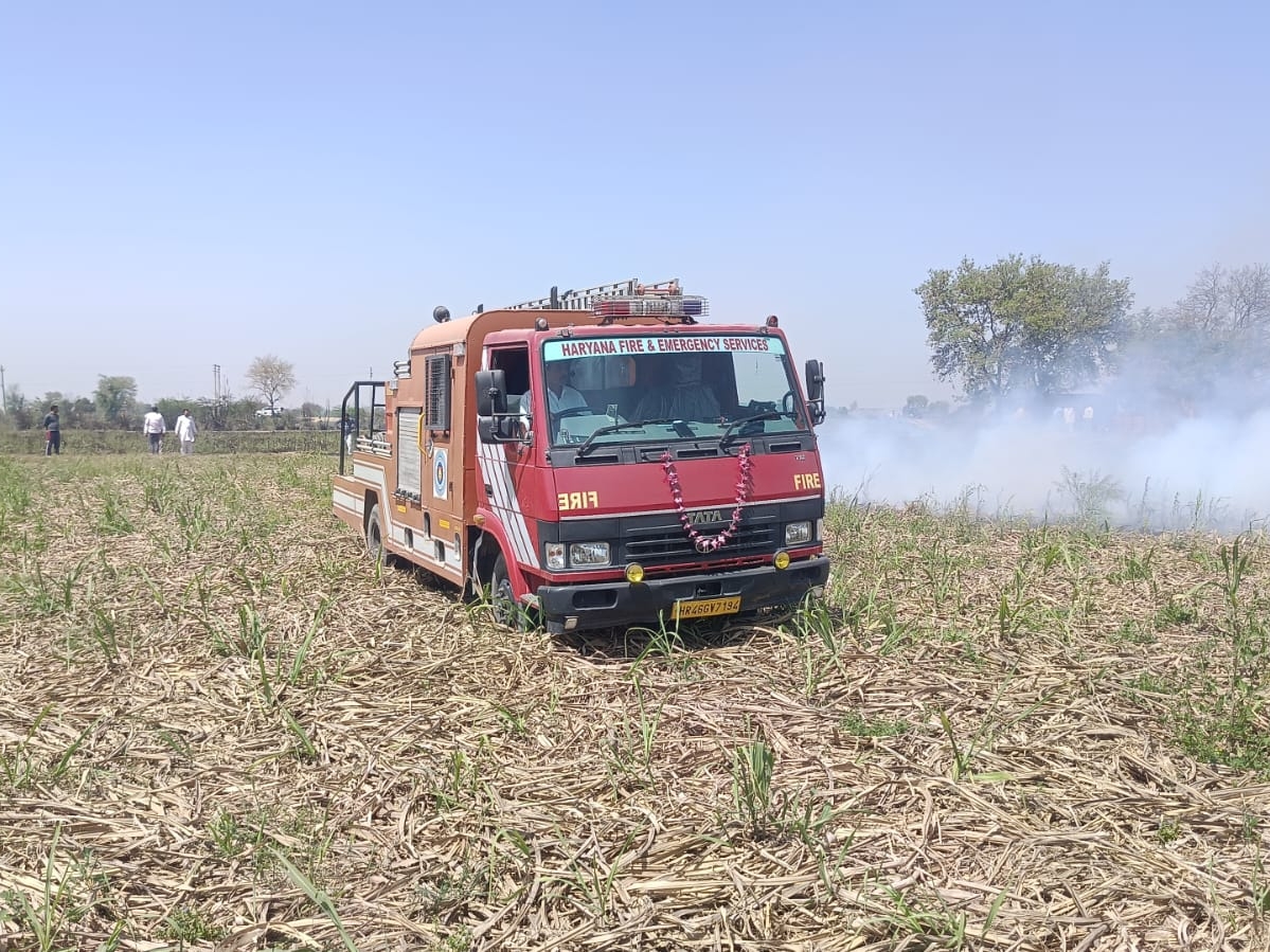 ਫਾਇਰ ਵਿਭਾਗ ਦੀ ਕਾਰ ਨੇ ਜਾਣਕਾਰੀ 'ਤੇ ਖੇਤ ਤੇ ਪਹੁੰਚ ਗਏ.