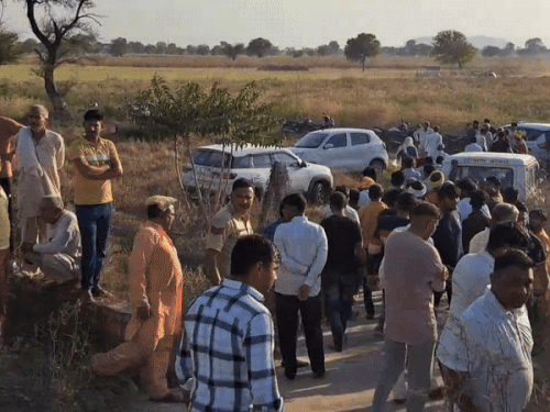 ਪਿੰਡ ਵਾਸੀਆਂ ਅਤੇ ਪੁਲਿਸ ਦੀਆਂ ਟੀਮਾਂ ਸ਼ਰਾਬ ਦੇ ਬਾਰੇ ਜਾਣਕਾਰੀ ਪ੍ਰਾਪਤ ਕਰਨ 'ਤੇ ਮੌਕੇ ਤੇ ਪਹੁੰਚੀਆਂ.