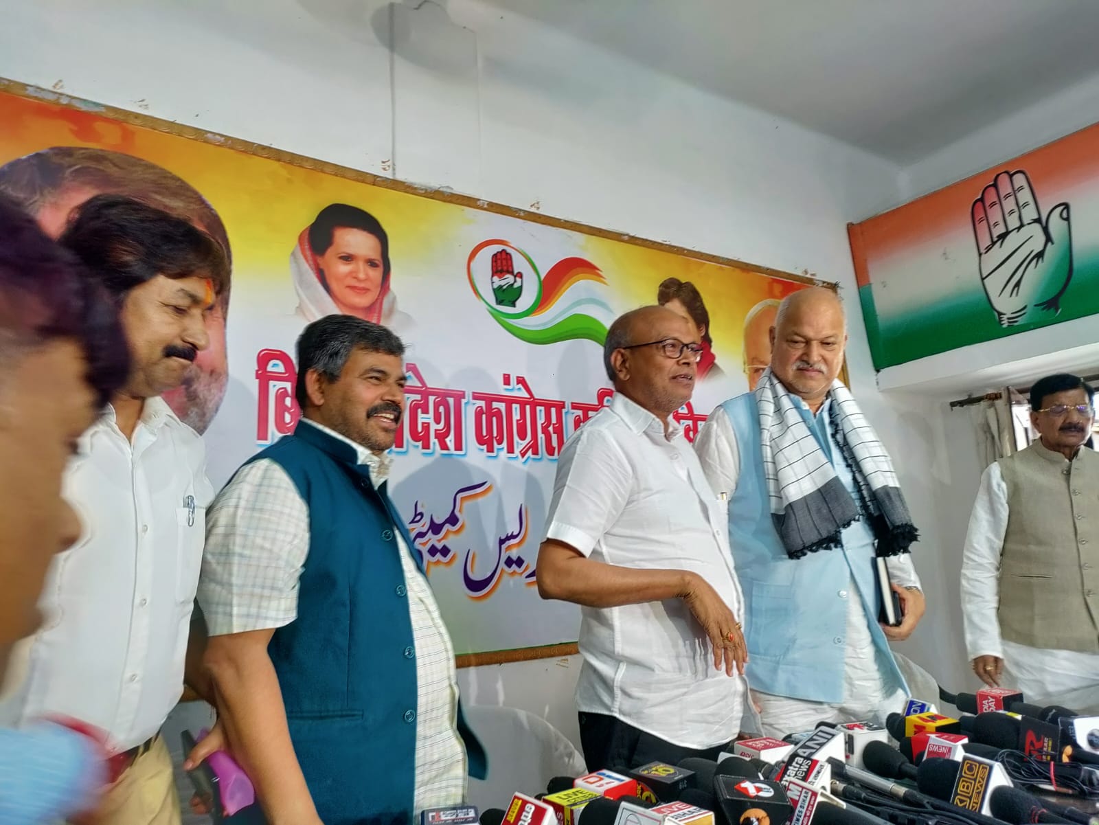 पटना में कांग्रेस की प्रेस वार्ता में प्रदेश अध्यक्ष राजेश राम, पार्टी के सीनियर नेता शकील अहमद खान मौजूद रहे।