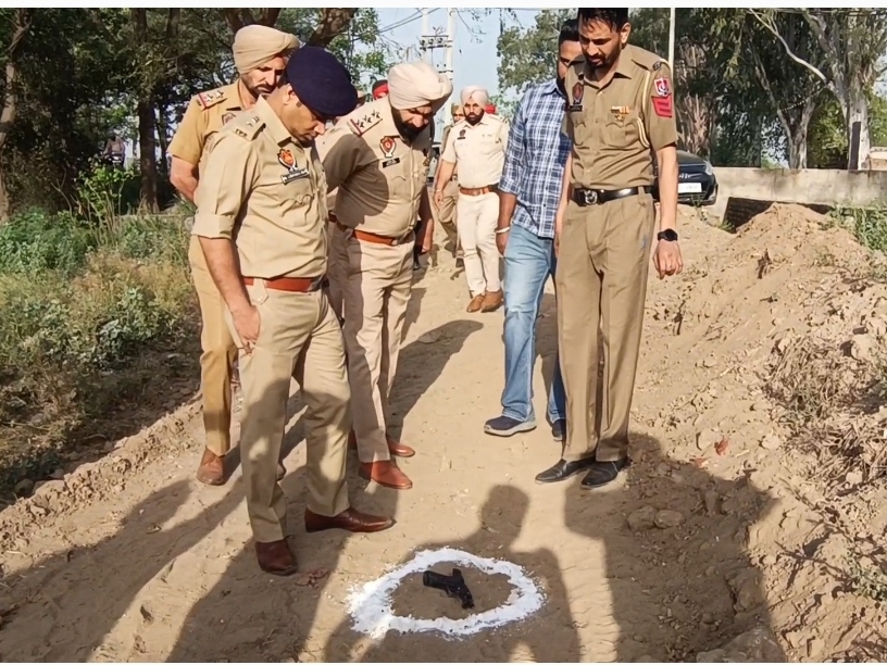 ਖੇਤਾਂ ਦੇ ਨੇੜੇ ਡਿੱਗਣ ਵਾਲੇ ਗਲਤ ਕੰਮਾਂ ਦਾ ਪਿਸਟਲ.