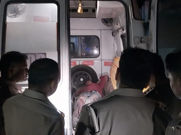 A pickup truck loaded with gas cylinders collided with a pole