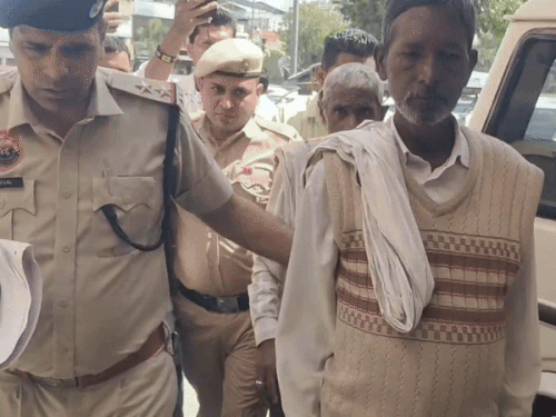 ਪੁਲਿਸ ਦੋਵਾਂ ਮੁਲਜ਼ਮਾਂ ਨਾਲ ਪੁਲਿਸ ਸਟੇਸ਼ਨ 'ਤੇ ਪਹੁੰਚ ਗਈ.