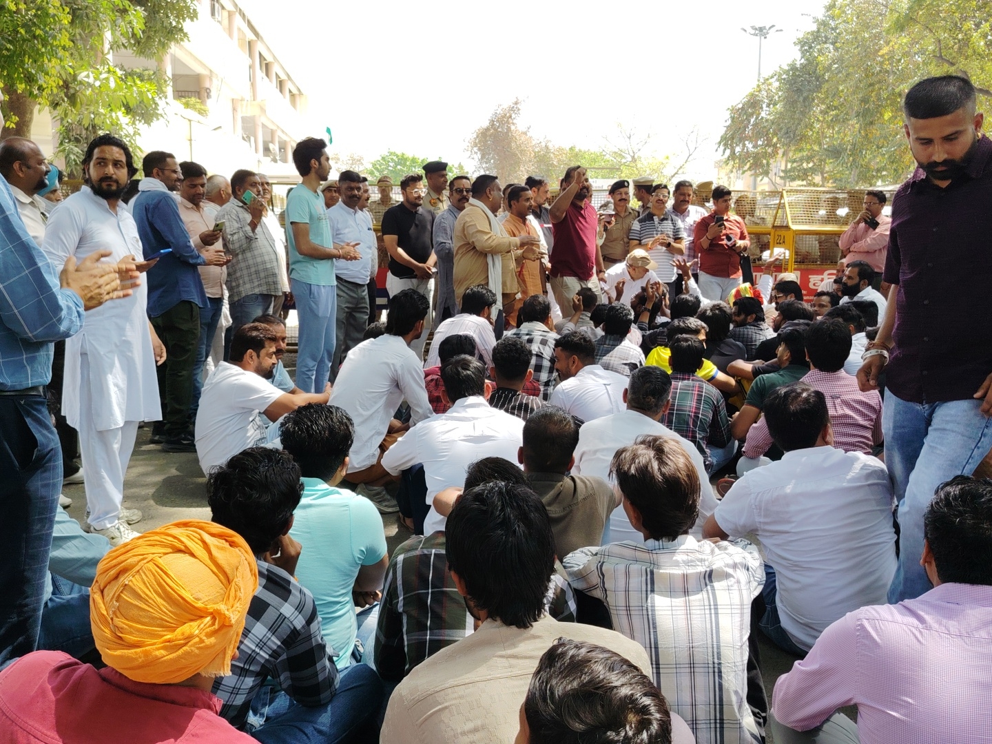 ਡੀਸੀ ਦੀ ਗੈਰਹਾਜ਼ਰੀ 'ਤੇ ਸਕੱਤਰੇਤ ਤੋਂ ਬਾਹਰ ਬੈਠੇ ਕਾਮੇ.