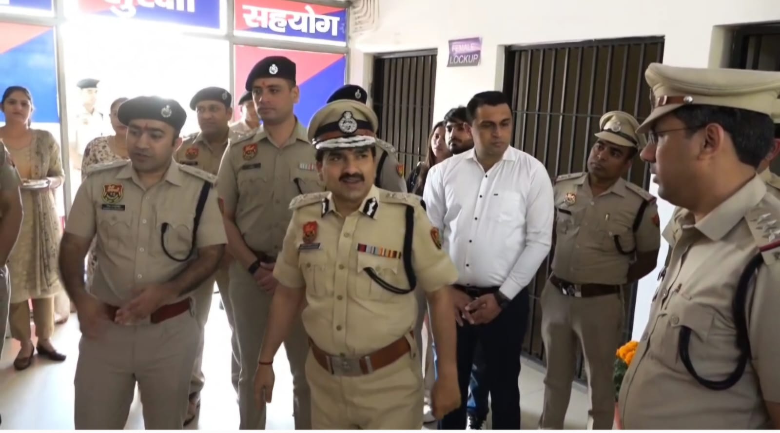 गुरुग्राम के सदर थाने में अधिकारियों से क्यूआर कोड के बारे में चर्चा करते सीपी।