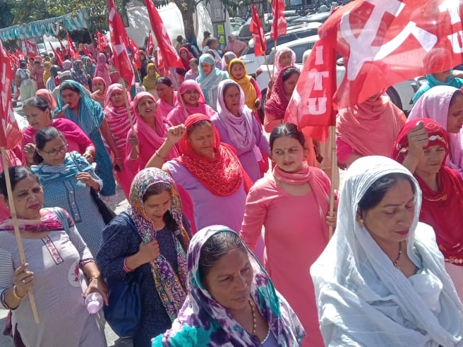 नारेबाजी करते हुई वर्कर्स।