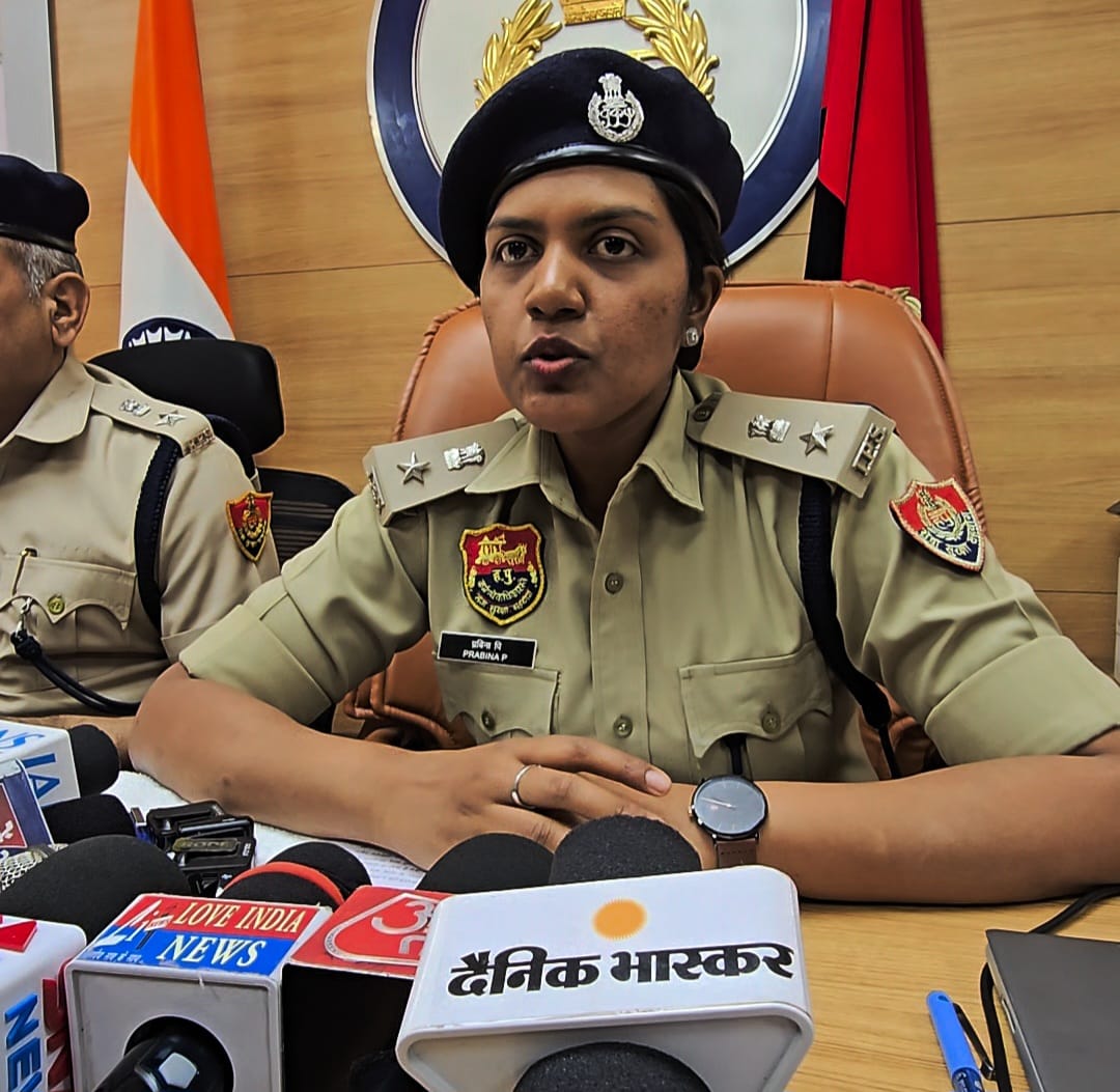 प्रबिना पी0 डीसीपी ईस्ट जानकारी देते हुए