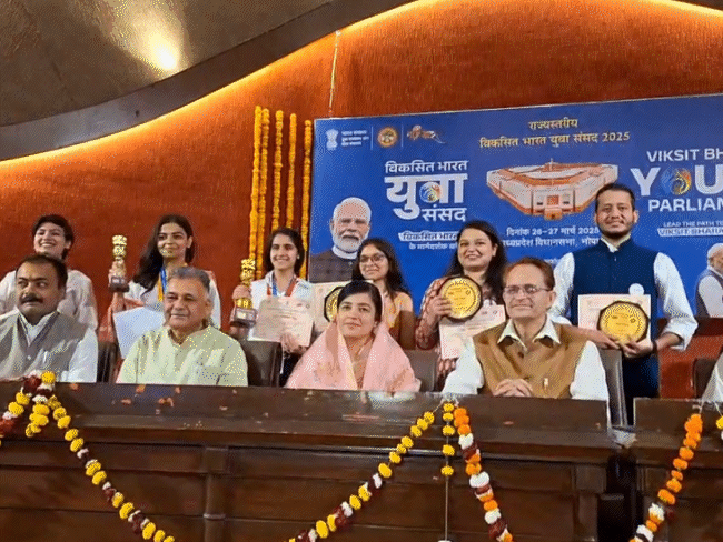 कार्यक्रम के दौरान विजेता छात्रों के साथ मेहमान।