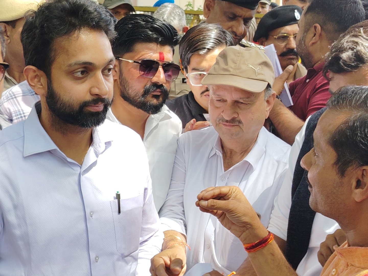 ਪ੍ਰਦਰਸ਼ਨਕਾਰੀ ਡੀ.ਸੀ. ਨਾਲ ਗੱਲਬਾਤ ਕਰ ਰਹੇ ਹਨ.