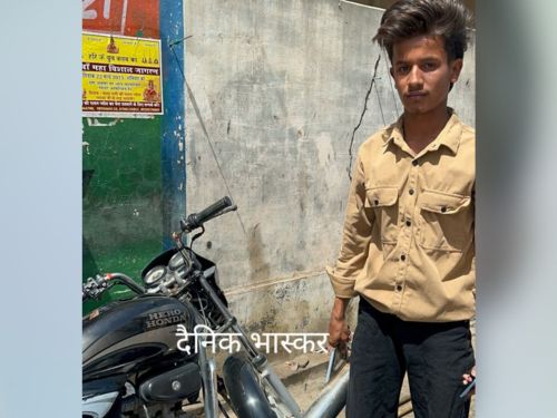 मॉडिफाइड साइलेंसर वाली स्प्लेंडर मोटरसाइकिल के साथ वाहन मालिक।