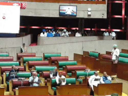 राणा इंदरप्रताप सिंह से सेहत स्कीम के बारे में अपनी बात सदन में रखते हुए।