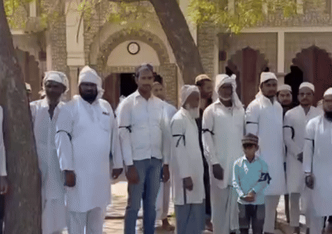 ਨਾਮਾਂ ਨੇ ਹੱਥ ਵਿੱਚ ਇੱਕ ਕਾਲਾ ਬੈਂਡ ਬੰਨ੍ਹ ਕੇ ਅਰਦਾਸਾਂ ਦੀ ਪੇਸ਼ਕਸ਼ ਕੀਤੀ.