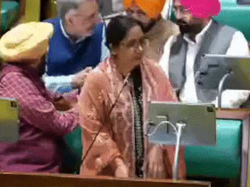 कैबिनेट मंत्री बलजीत कौर पंजाब में बनाए जाने वाले वर्किंग वुमेन हॉस्टल बनाने के बारे में जानकारी देते हुए।