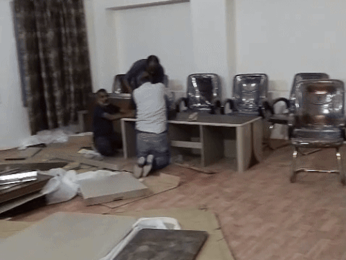 ਸਿਟੀ ਕੌਂਸਲ ਦੇ ਦਫਤਰ ਦੇ ਸੈਸਾ ਦੇ ਦਫਤਰ ਵਿੱਚ ਟੇਬਲ ਅਤੇ ਚੇਅਰ ਸਥਾਪਤ ਕਰਨ ਲਈ ਕੰਮ ਕਰ ਰਹੇ ਹਨ.