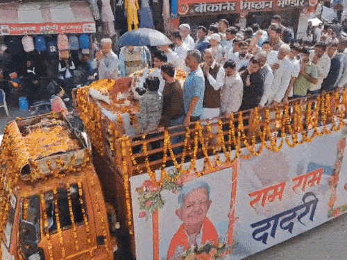 ਸਾਬਕਾ ਮੰਤਰੀ ਦੇ ਆਖਰੀ ਦੌਰੇ ਵਿੱਚ ਇੱਕ ਵੱਡੀ ਭੀੜ ਇਕੱਠੀ ਹੋ ਗਈ. ਉਸ ਦੇ ਸਮਰਥਕ ਅੰਤਮ ਸੰਸਕਾਰ ਸਮੇਂ ਬਰੇਕੋਰਿਅਮ ਵਿੱਚ ਇਕੱਠੇ ਹੋਏ. ਆਪਣੀ ਆਖਰੀ ਯਾਤਰਾ ਦੀ ਕਾਰ ਨੂੰ 'ਰਾਮ-ਰਾਮ ਦੇਡੇ' ਤੇ ਵੀ ਲਿਖਿਆ ਗਿਆ ਸੀ, ਜਿਸ ਨੂੰ ਉਹ ਅਕਸਰ ਲੋਕਾਂ ਨੂੰ ਮਿਲਦੇ ਸਨ.