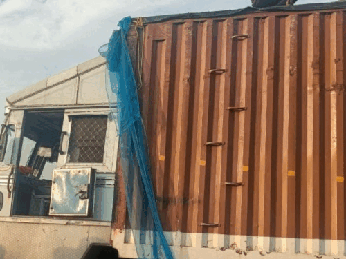 पुलिस द्वारा पकड़ा गया ट्रक व गिरफ्त में आरोपी।